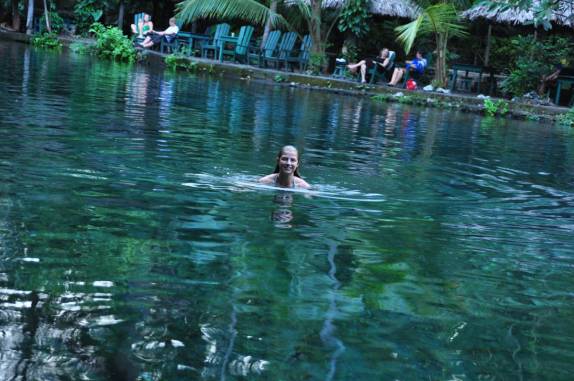 Refrescando-se no Olho de Água, na Isla Ometepe, no lago Nicarágua, sul do país